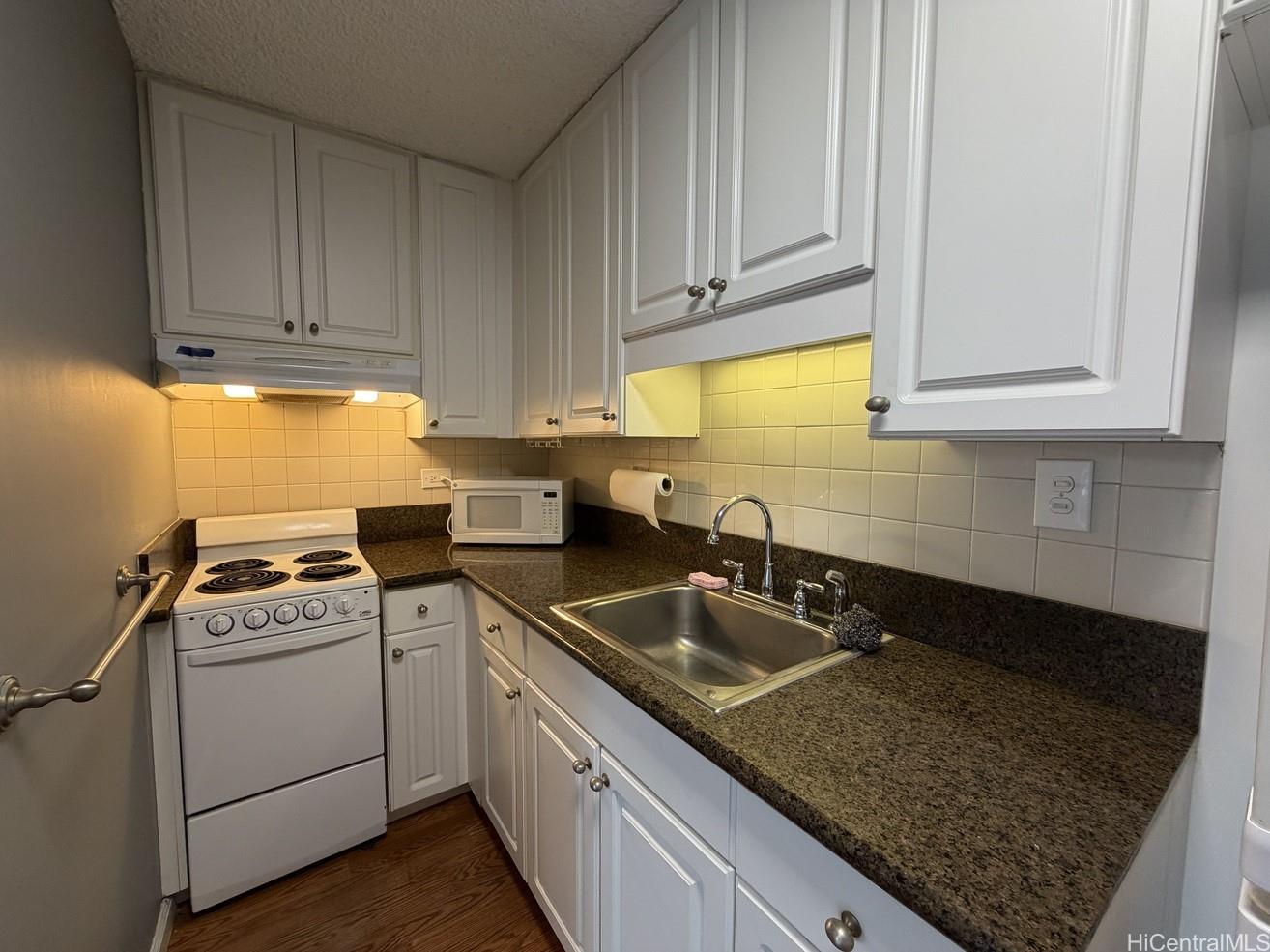 Hono Hale Towers condo # A53, Honolulu, Hawaii - photo 4 of 23