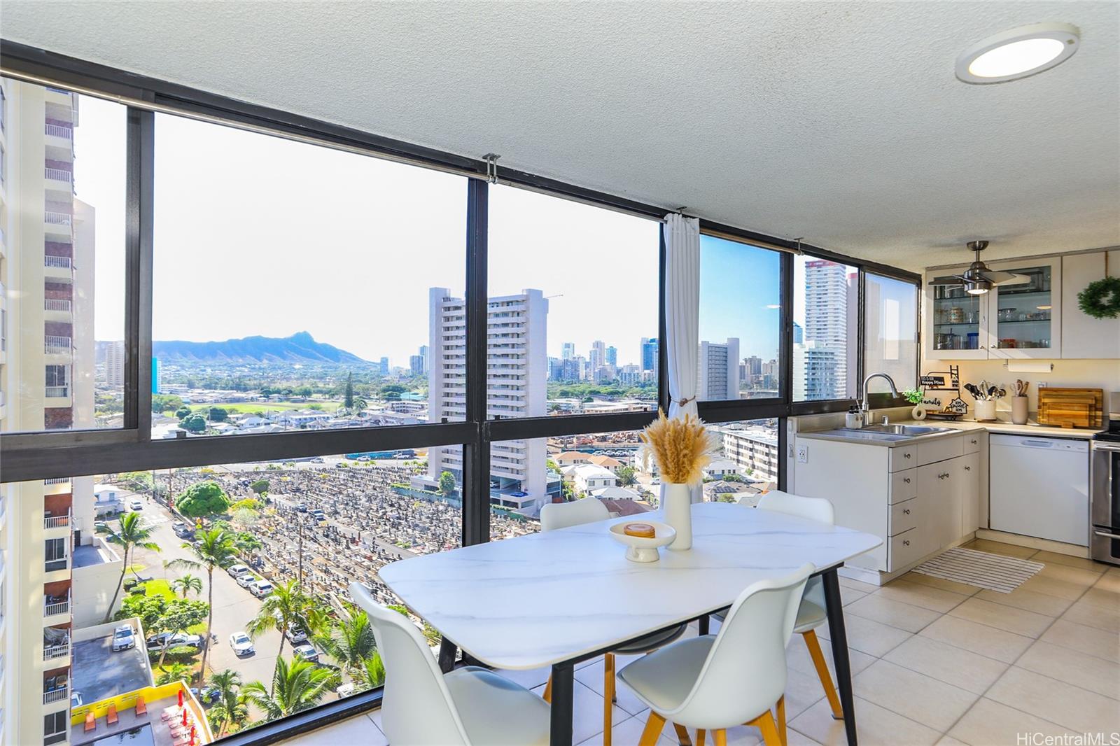 Kings Gate condo # 1606, Honolulu, Hawaii - photo 3 of 16