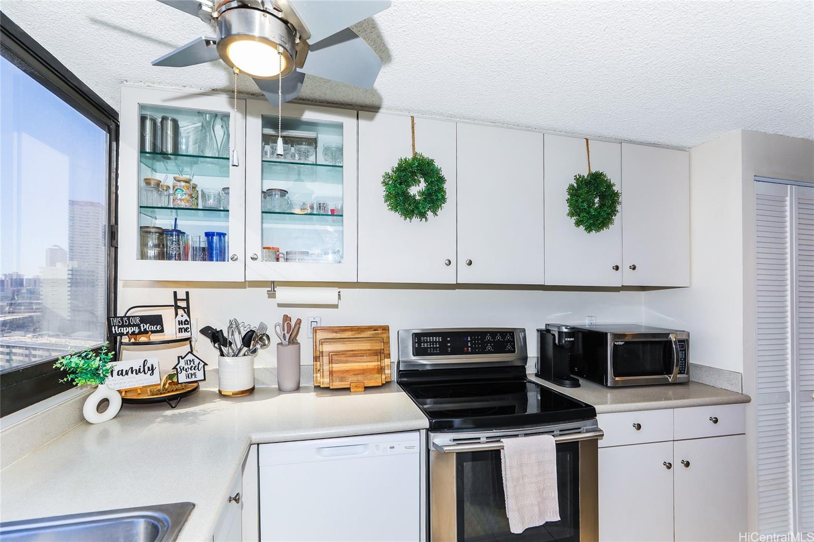 Kings Gate condo # 1606, Honolulu, Hawaii - photo 6 of 16