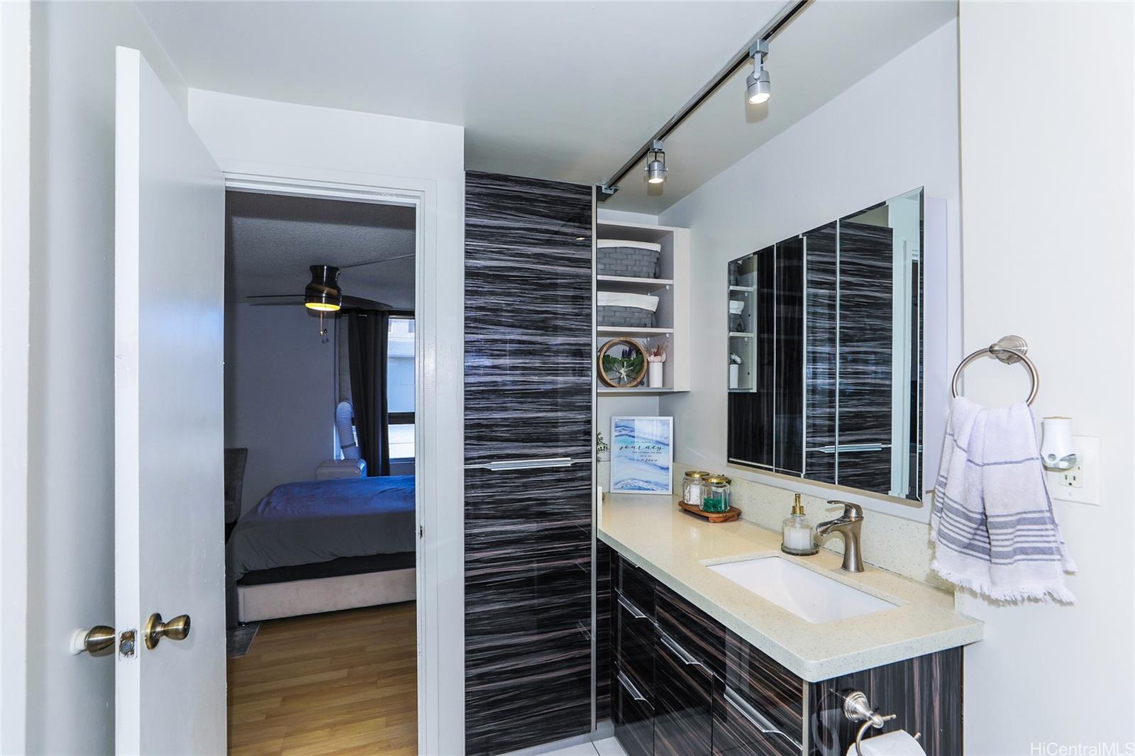 Kings Gate condo # 1606, Honolulu, Hawaii - photo 10 of 16