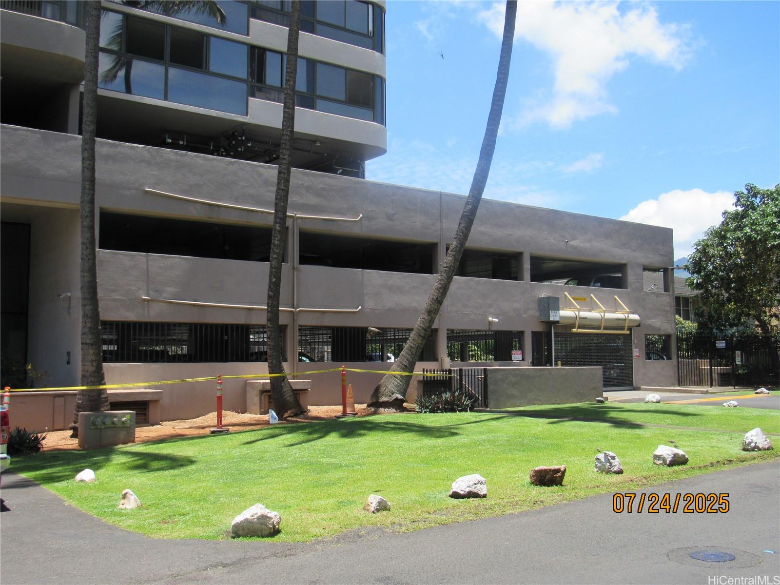 Kings Gate condo # 1607, Honolulu, Hawaii - photo 3 of 11