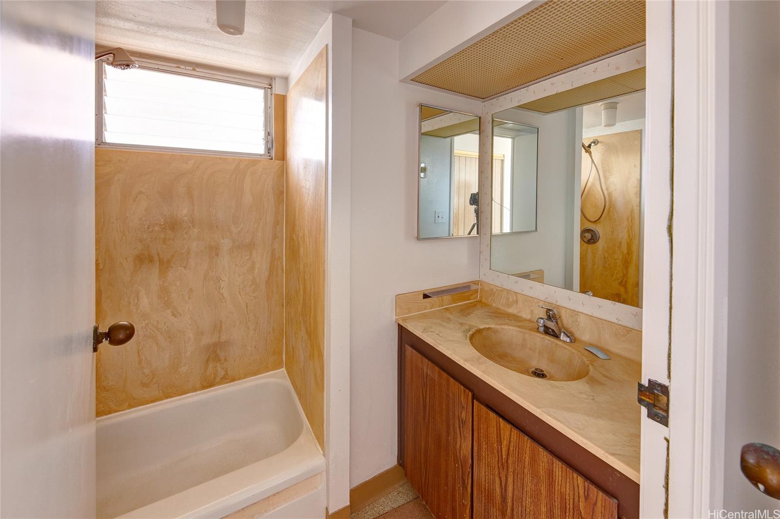 Rainbow Place condo # 702, Honolulu, Hawaii - photo 9 of 14