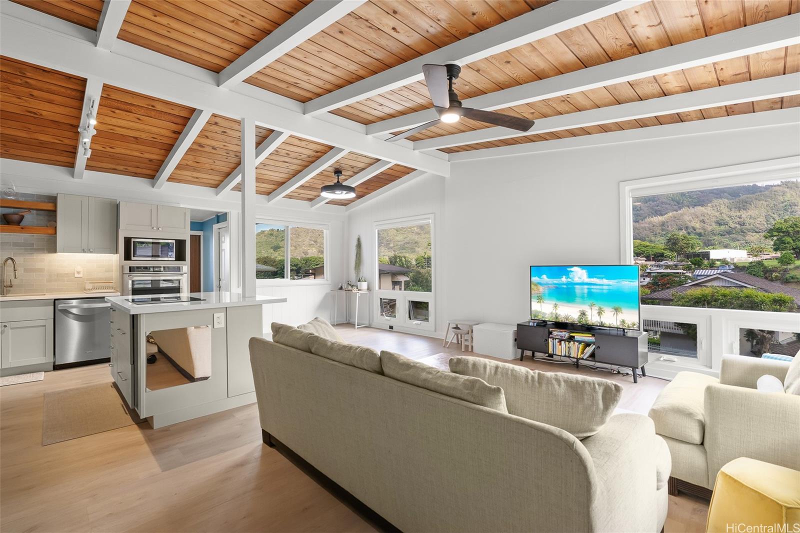 280  Polohiwa Place Dowsett, Honolulu home - photo 4 of 25