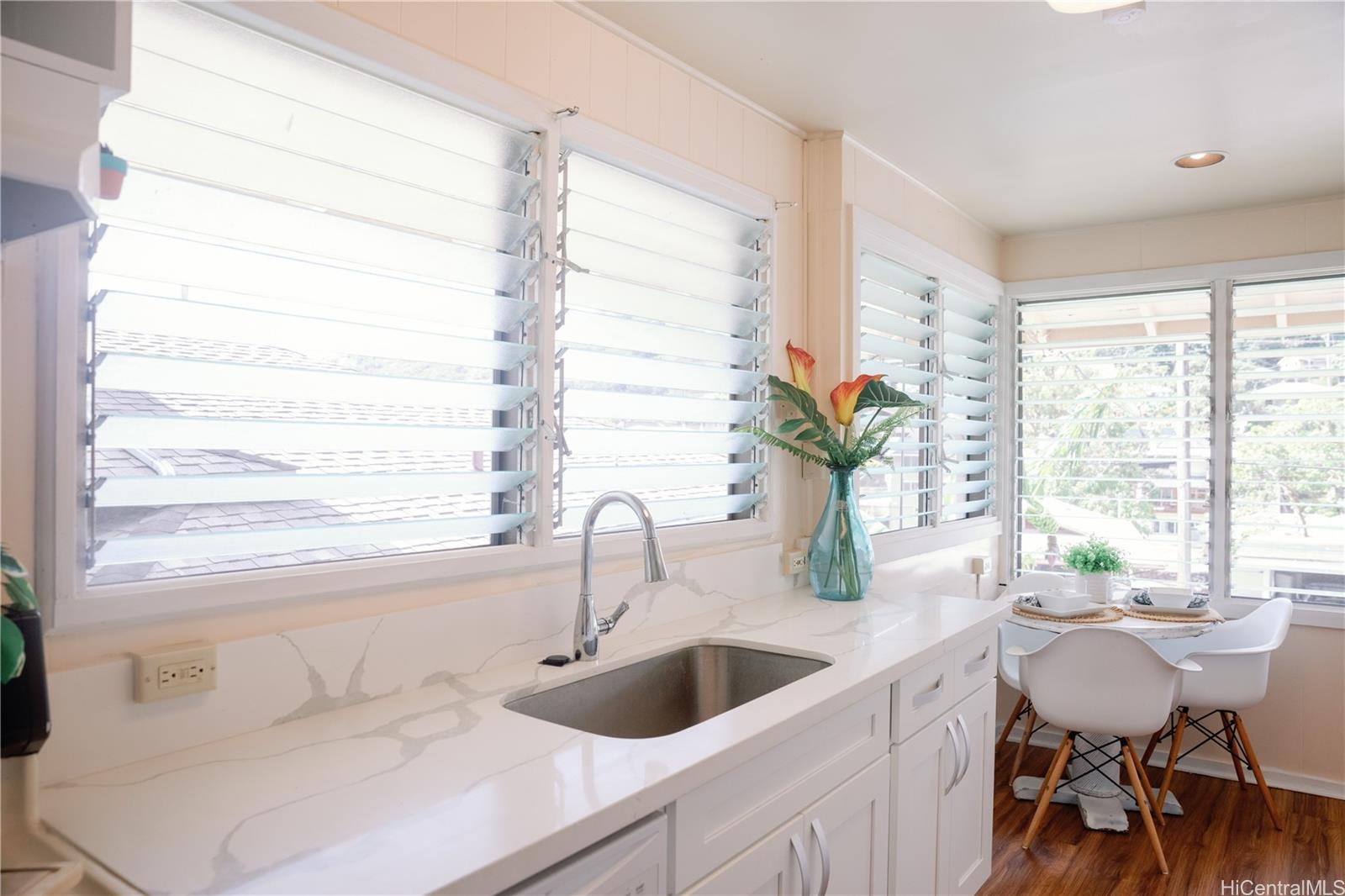 2813  Dow Street Nuuanu Area, Honolulu home - photo 2 of 24