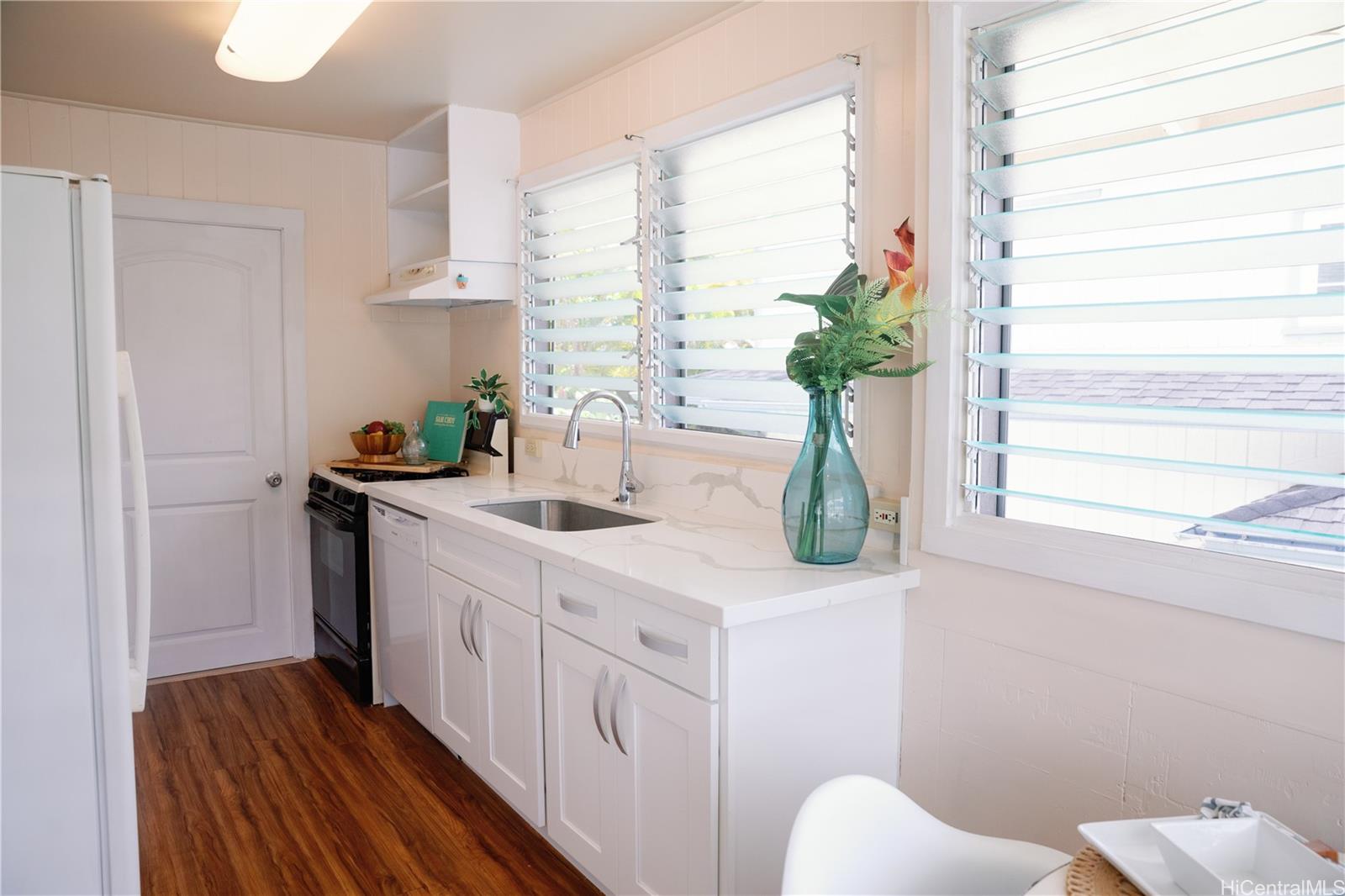 2813  Dow Street Nuuanu Area, Honolulu home - photo 3 of 24