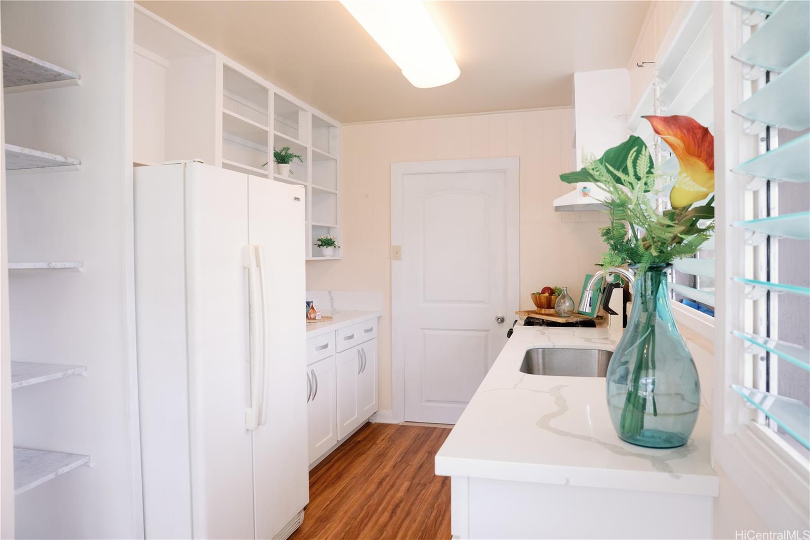 2813  Dow Street Nuuanu Area, Honolulu home - photo 4 of 24