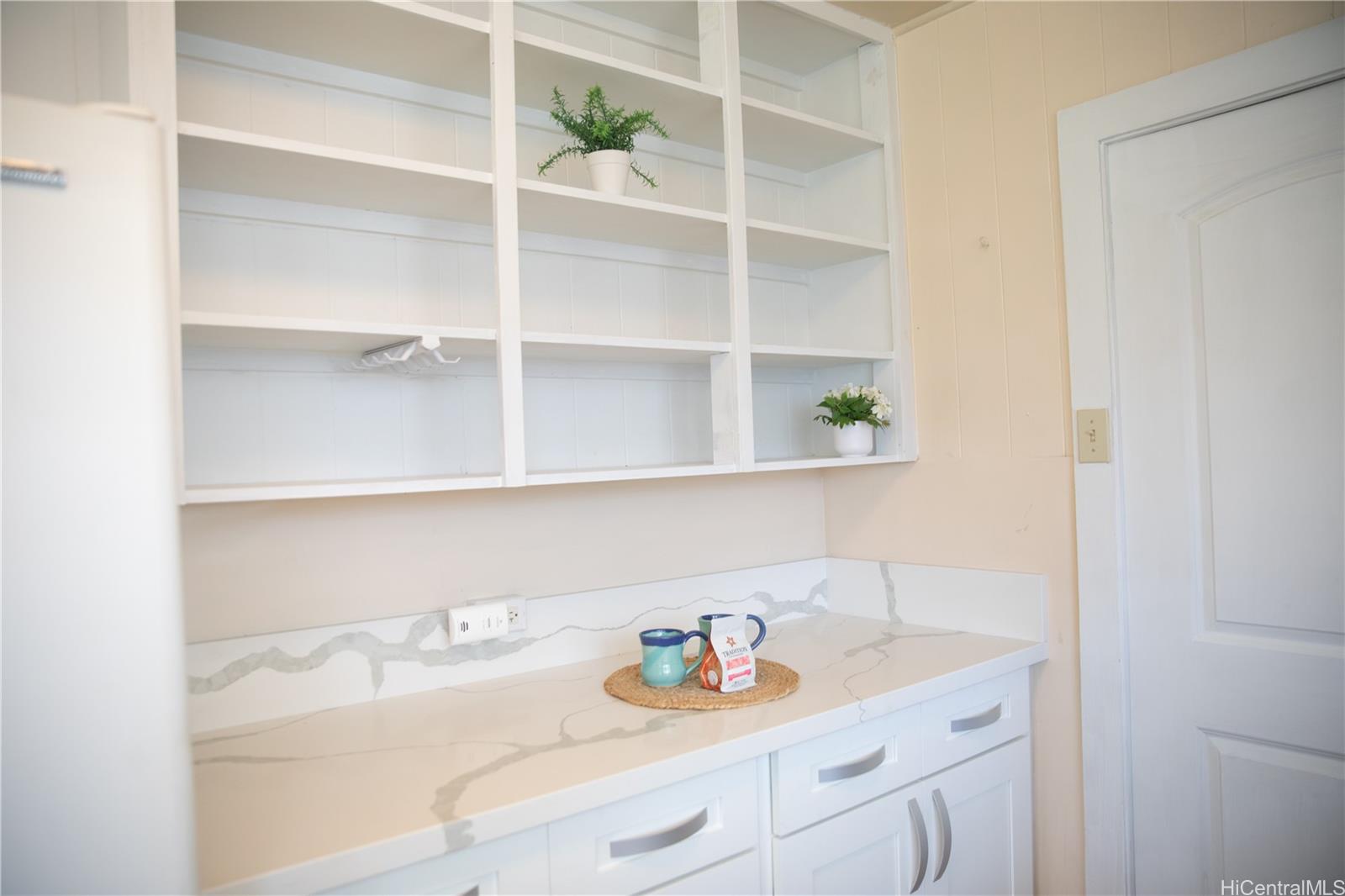 2813  Dow Street Nuuanu Area, Honolulu home - photo 5 of 24