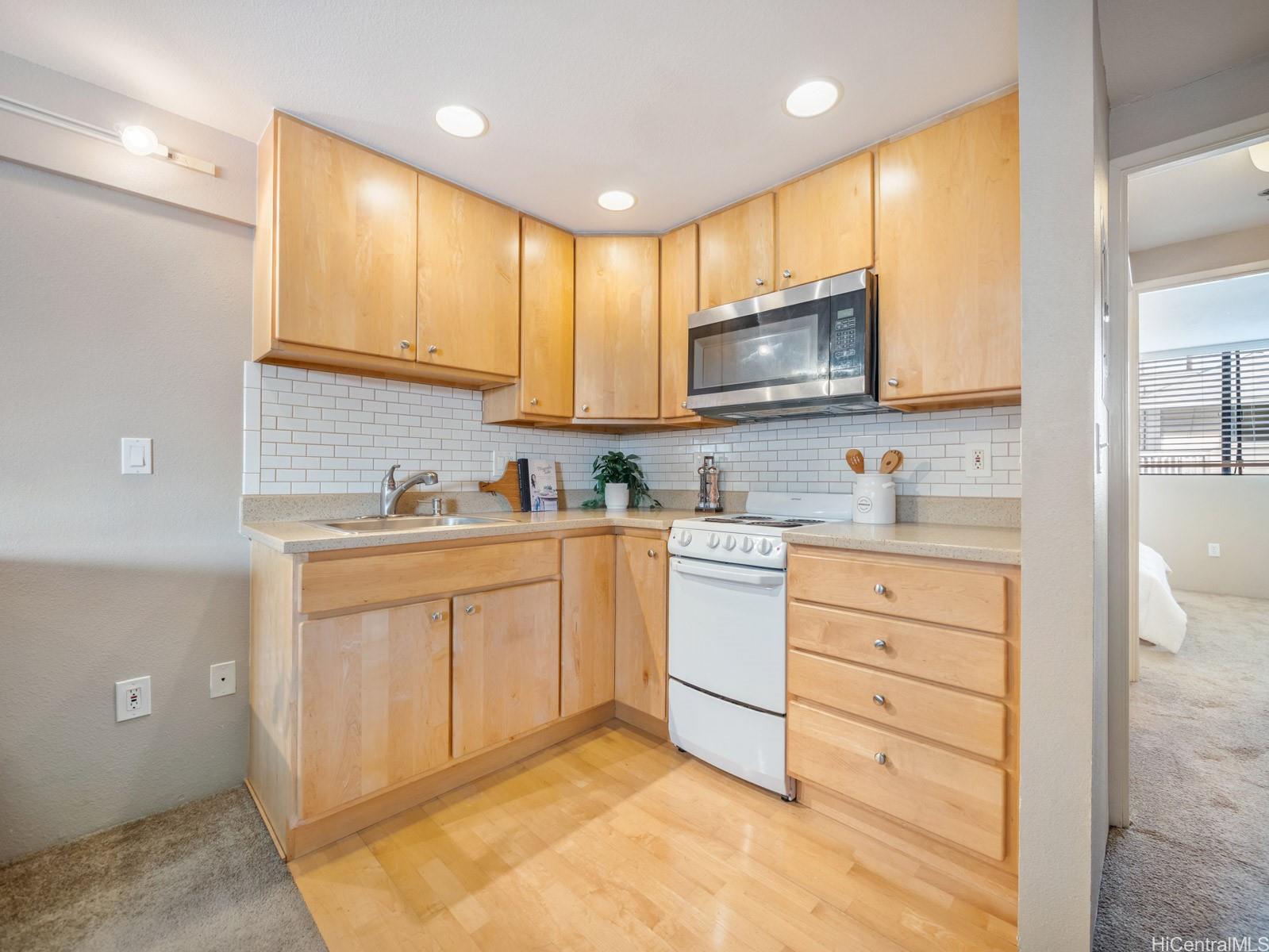 Kulanui Hale condo # 115, Honolulu, Hawaii - photo 4 of 17