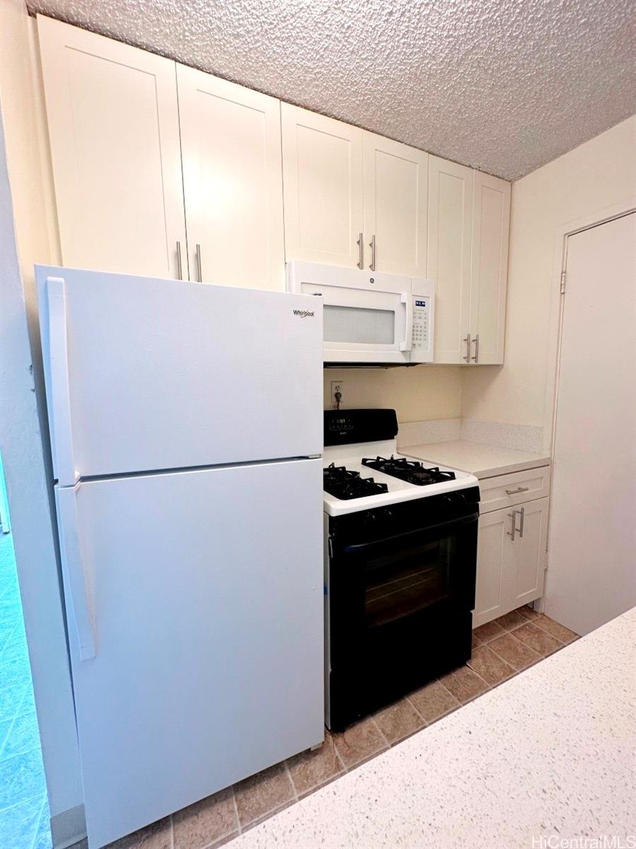 2875 S King St Honolulu - Rental - photo 4 of 15