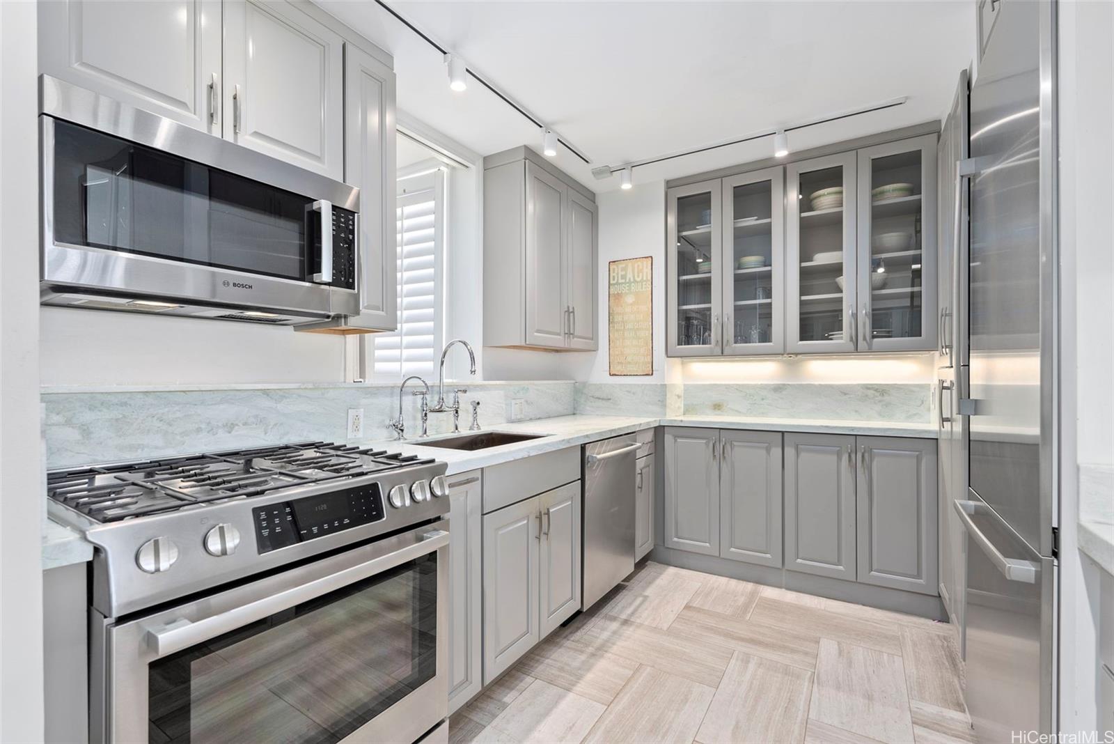 Colony Surf Ltd condo # 104, Honolulu, Hawaii - photo 19 of 25