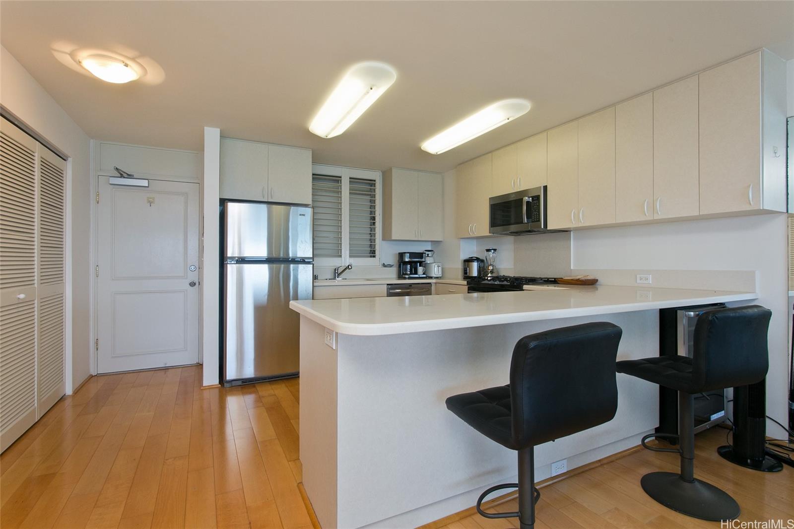 2895 Kalakaua Ave Honolulu - Rental - photo 5 of 22