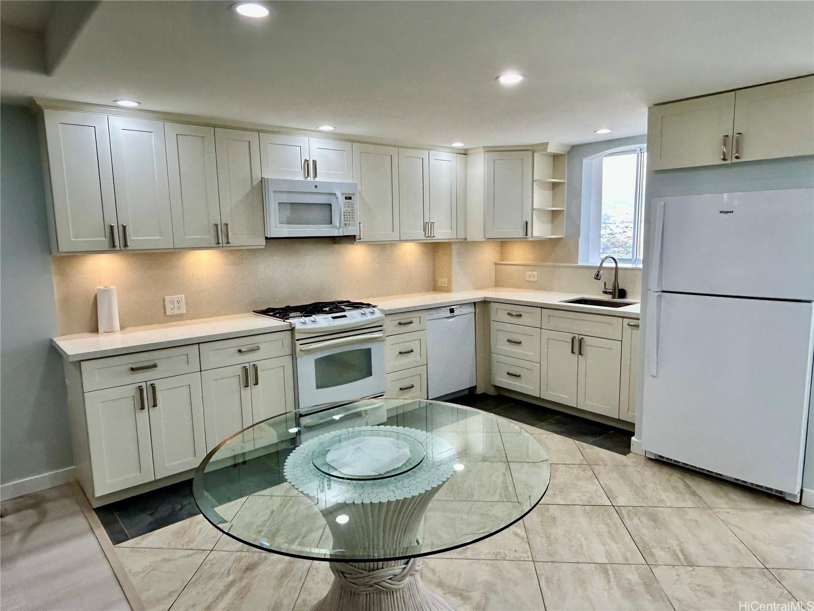 2895 Kalakaua Ave Honolulu - Rental - photo 2 of 17