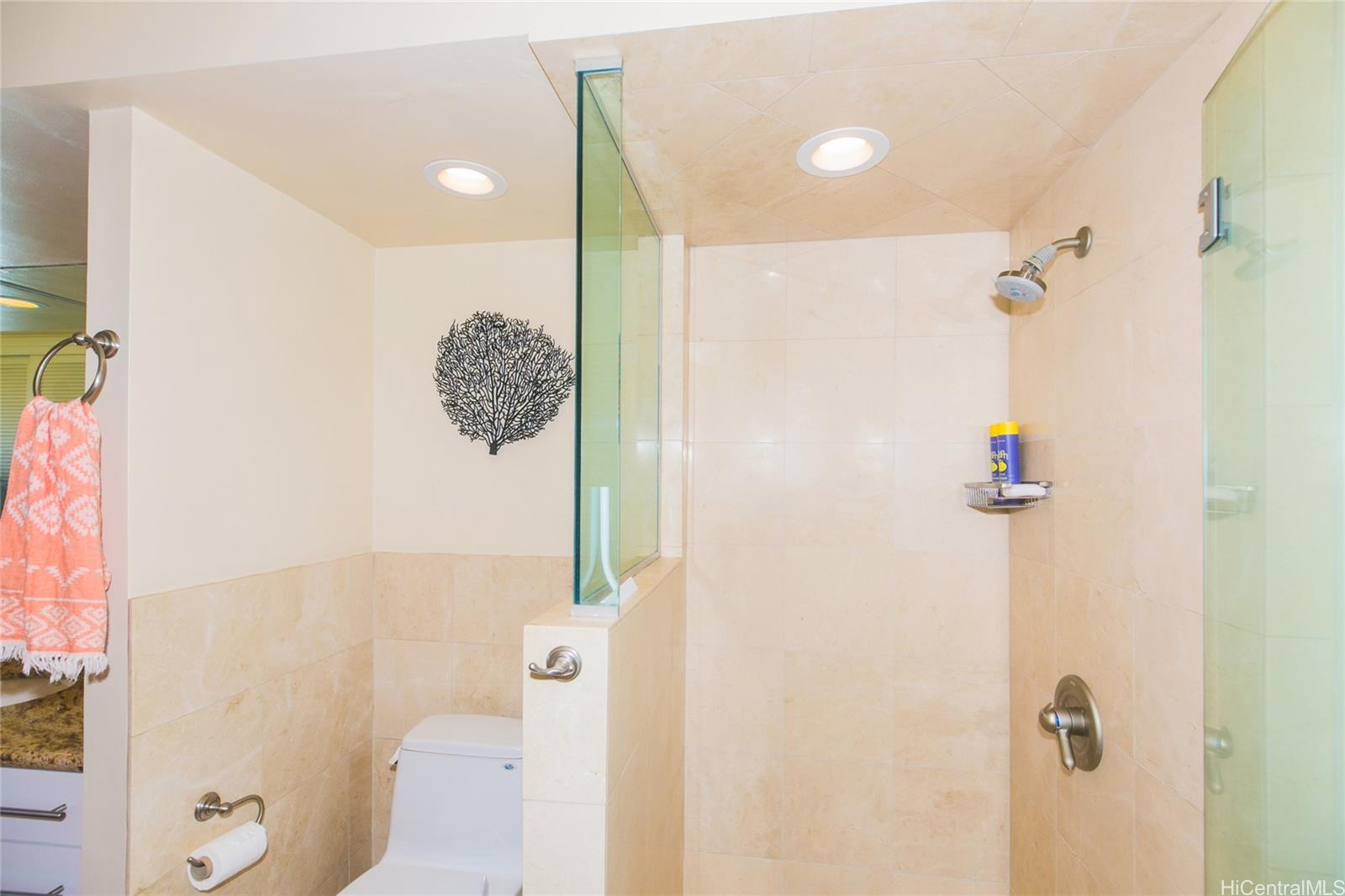 2895 Kalakaua Ave Honolulu - Rental - photo 7 of 8