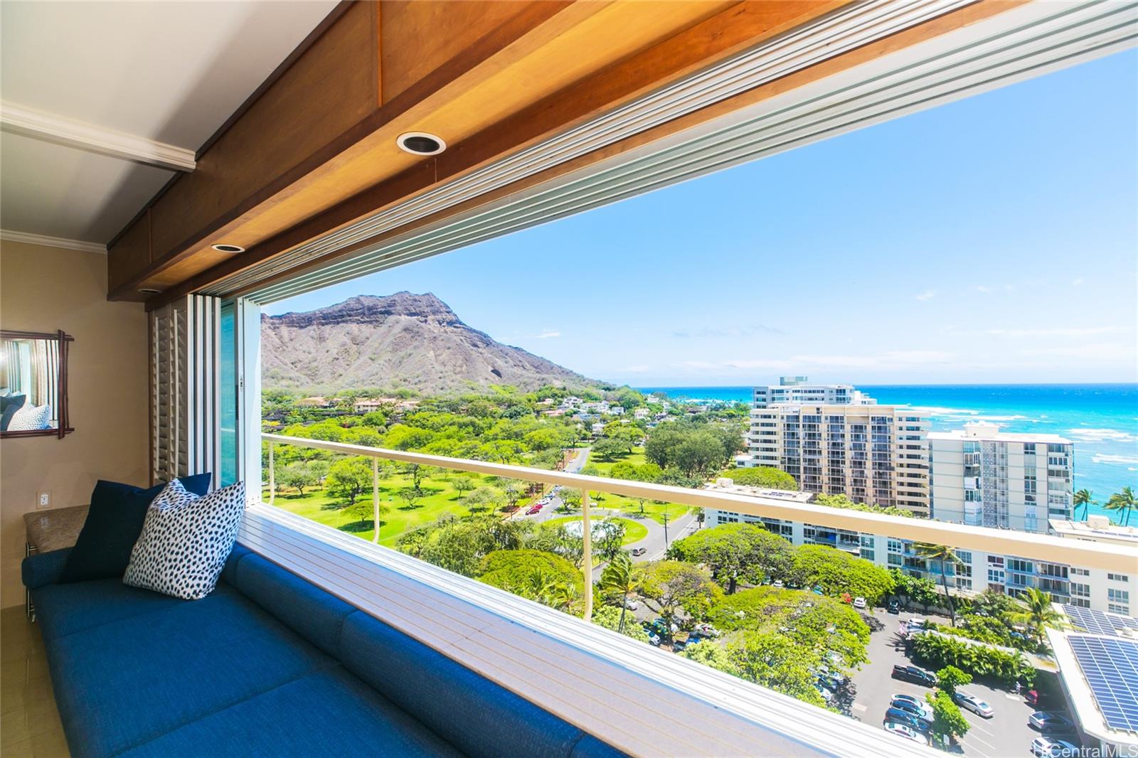 2895 Kalakaua Ave Honolulu - Rental - photo 4 of 24