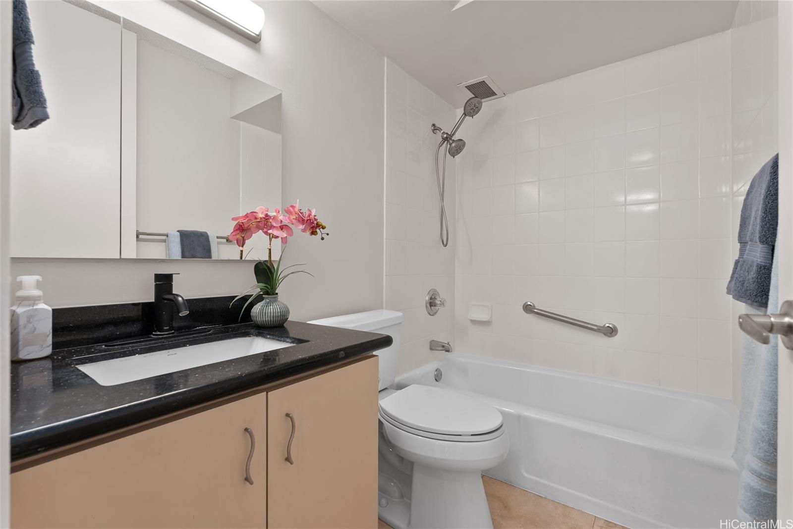 Lakeshore Tower condo # 1003, Honolulu, Hawaii - photo 15 of 25