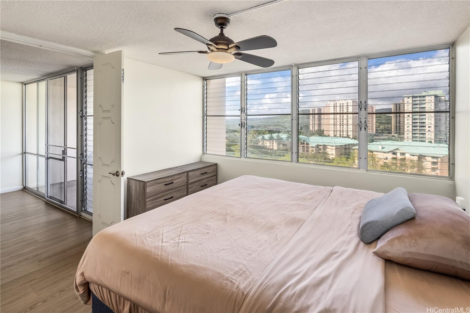 Lakeshore Tower condo # 905, Honolulu, Hawaii - photo 17 of 25