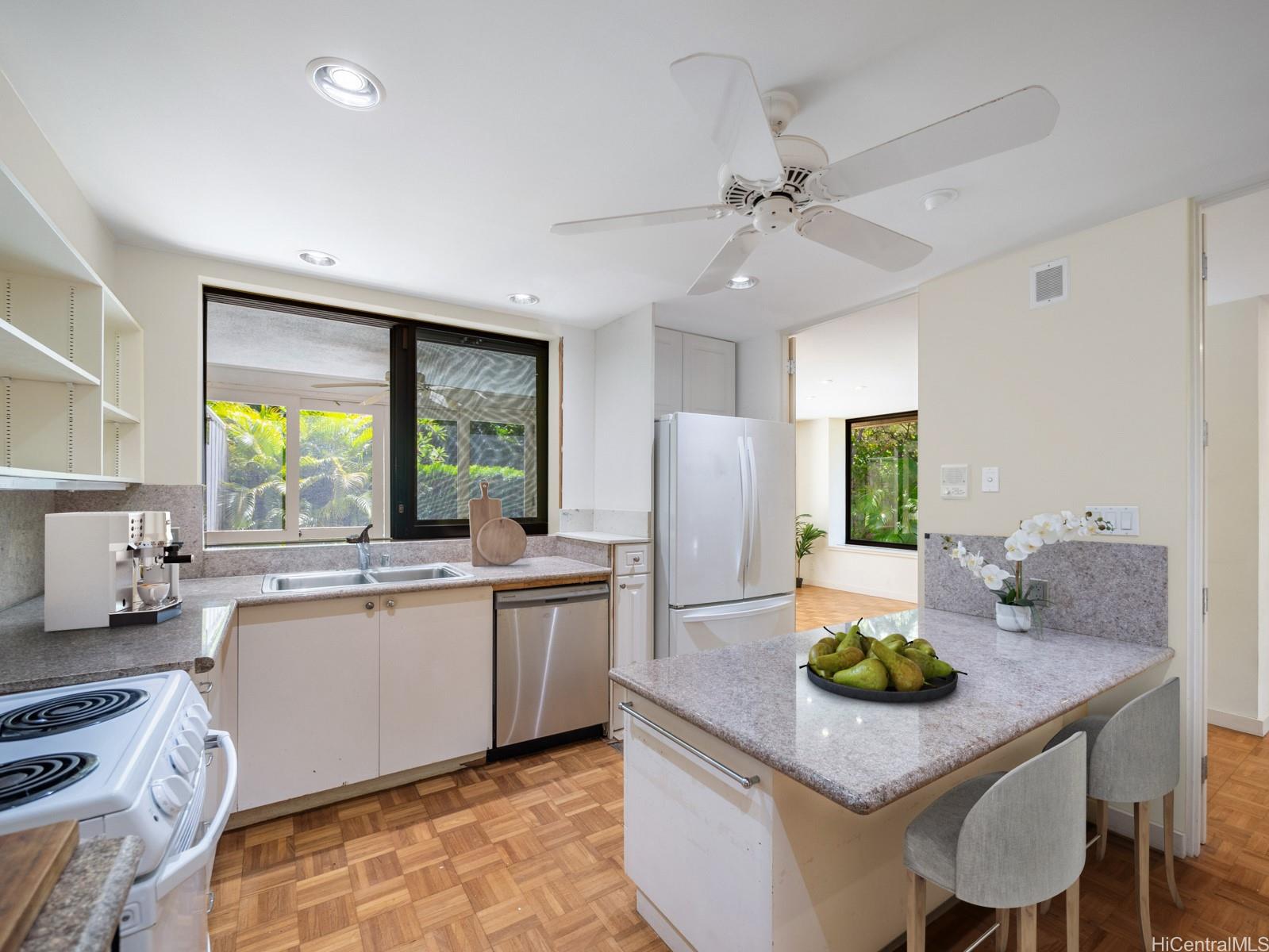 Queens Court At Kapiolani condo # ., Honolulu, Hawaii - photo 11 of 25