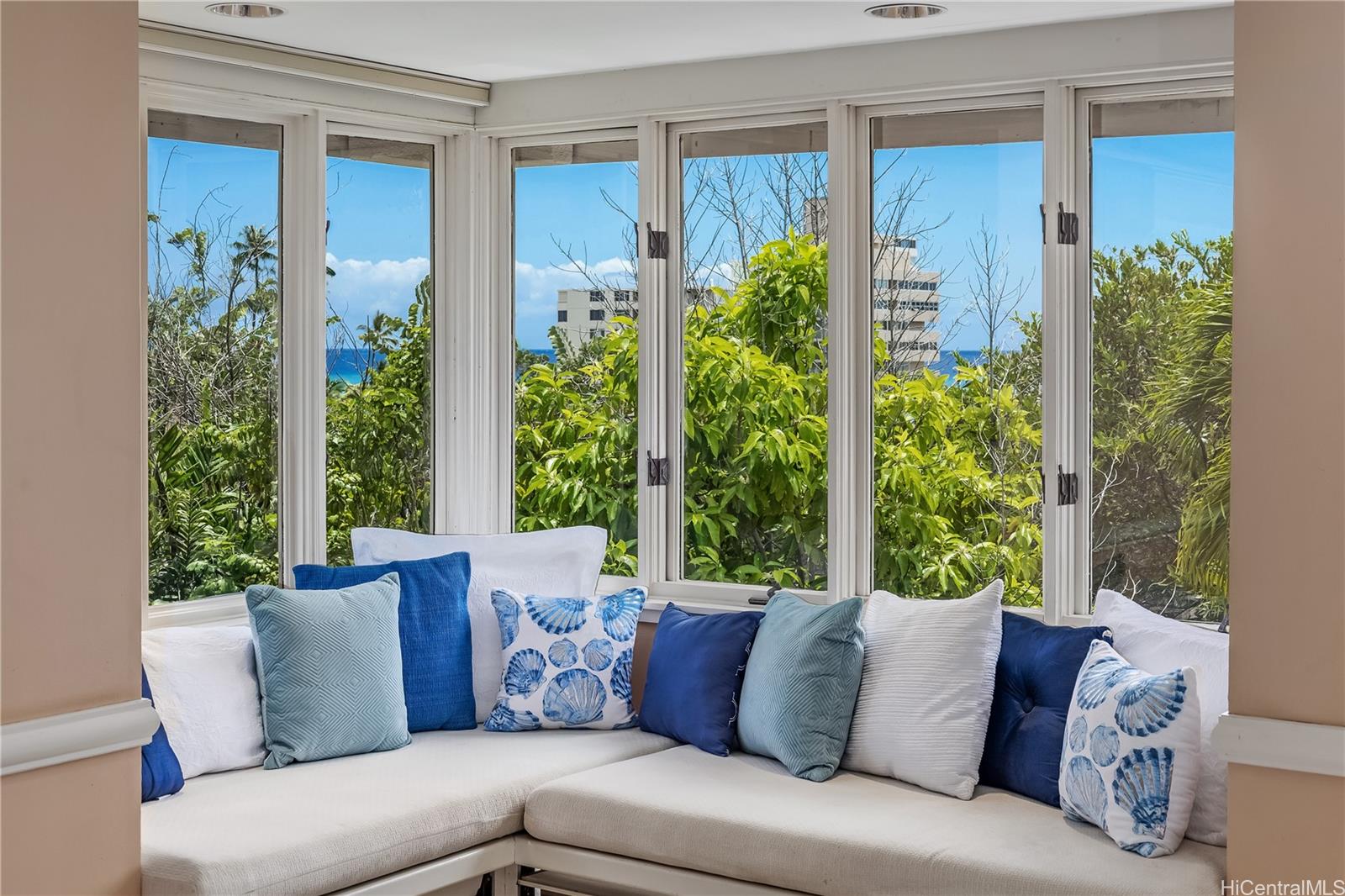 Queens Court At Kapiolani condo # 4, Honolulu, Hawaii - photo 2 of 25