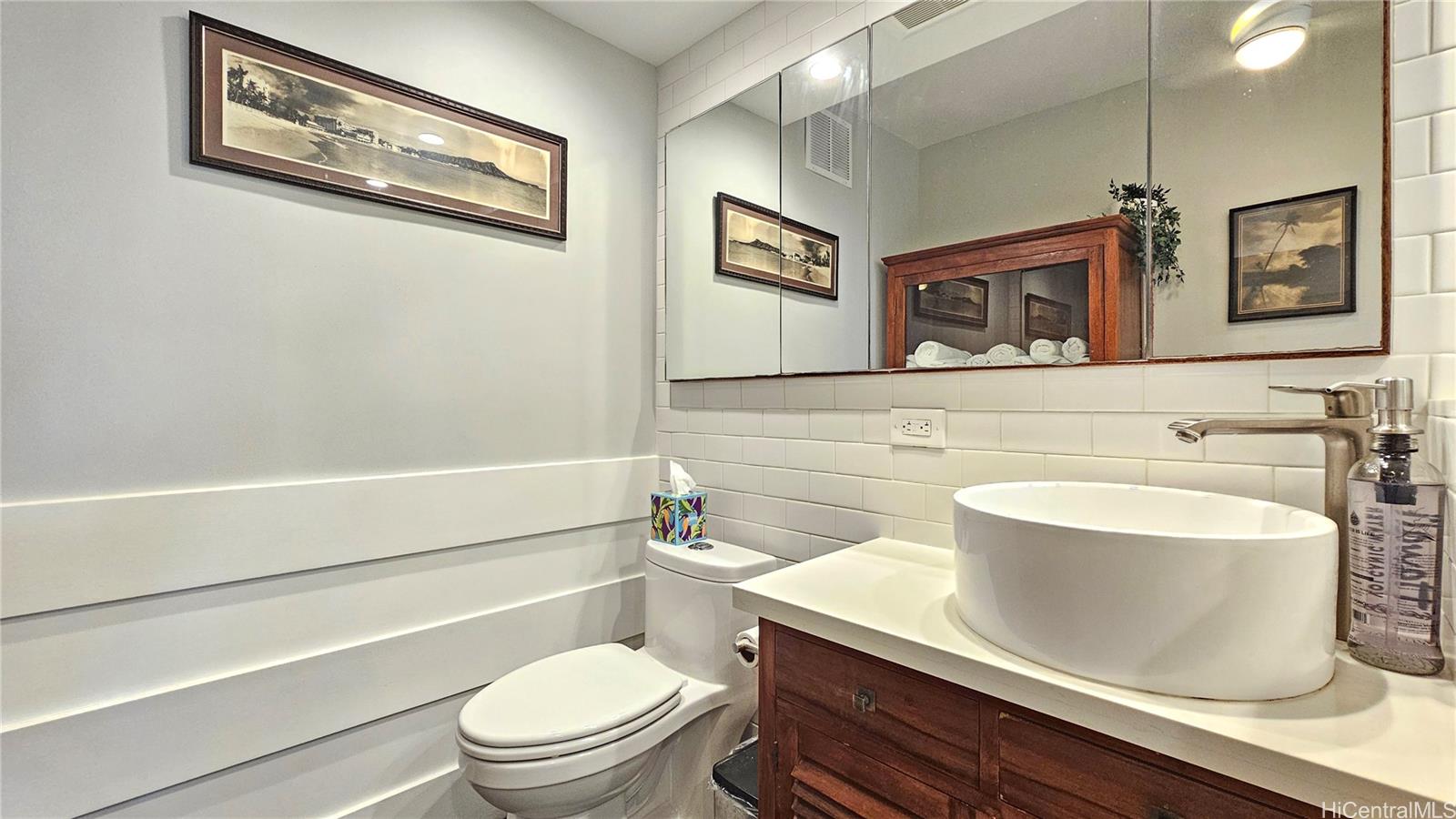 2943 Kalakaua Ave Honolulu - Rental - photo 9 of 10