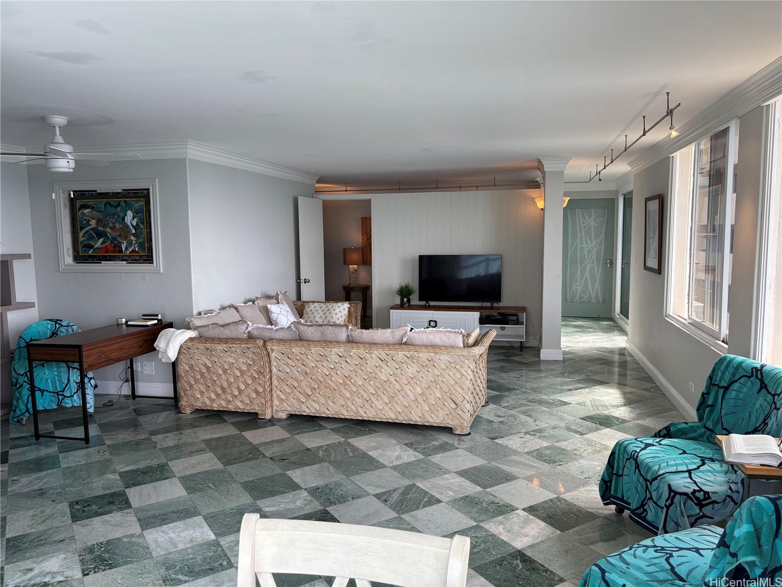 2943 Kalakaua Ave Honolulu - Rental - photo 4 of 23