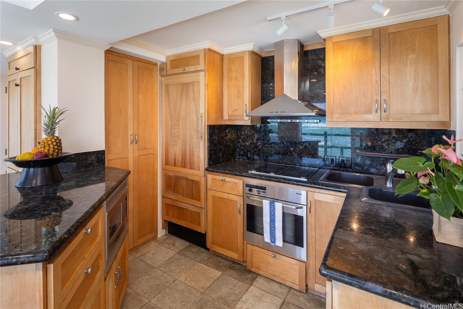 Diamond Head Ambassador C condo # 418, Honolulu, Hawaii - photo 3 of 25