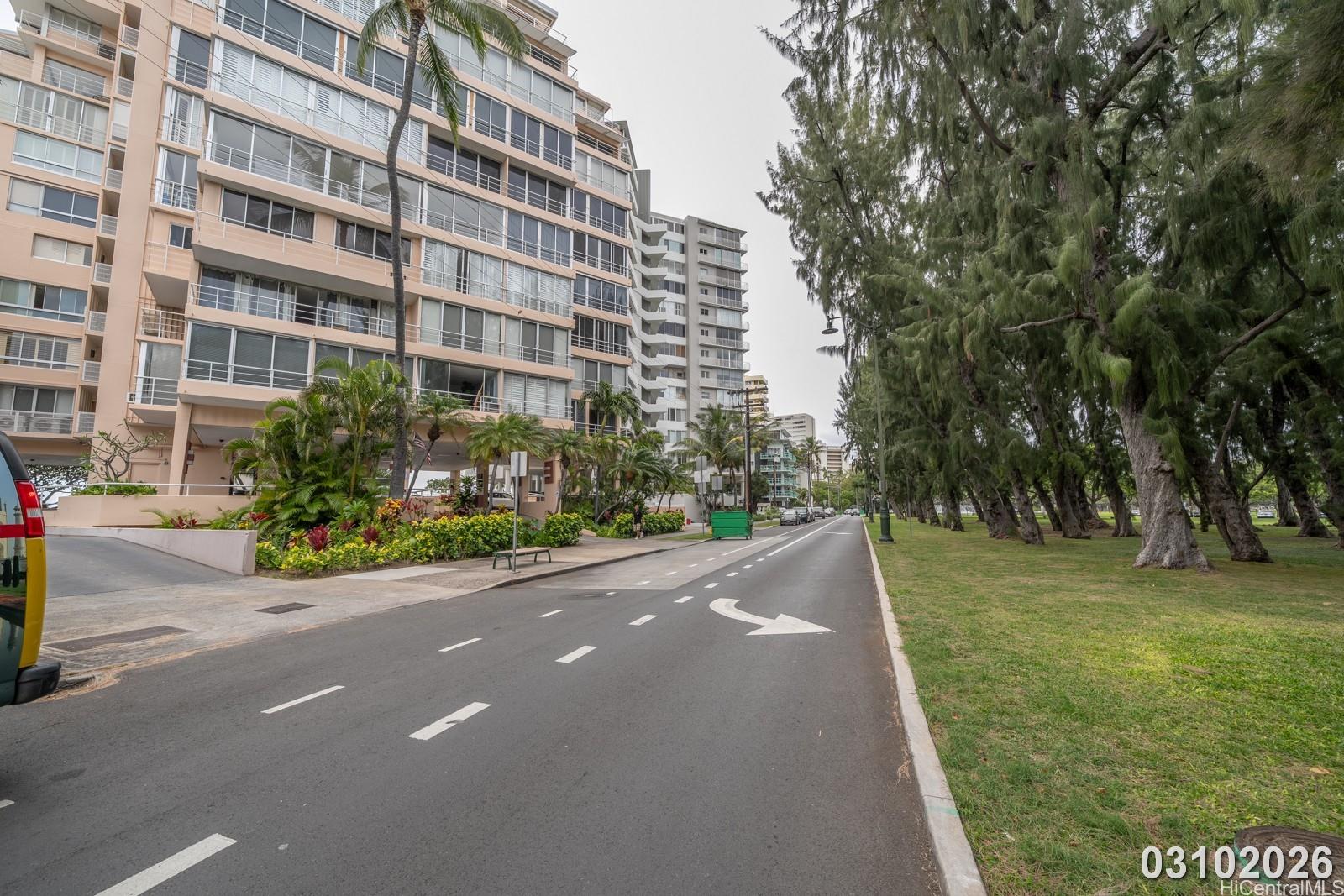 2979 Kalakaua Ave Honolulu - Rental - photo 2 of 25