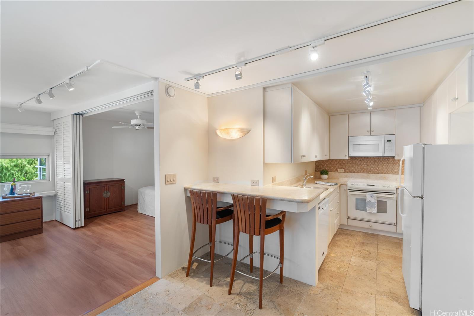 Coral Strand Ltd condo # 603, Honolulu, Hawaii - photo 7 of 17