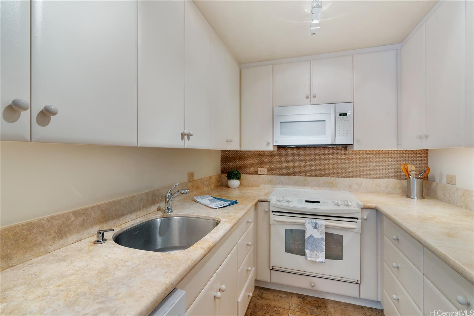 Coral Strand Ltd condo # 603, Honolulu, Hawaii - photo 8 of 17