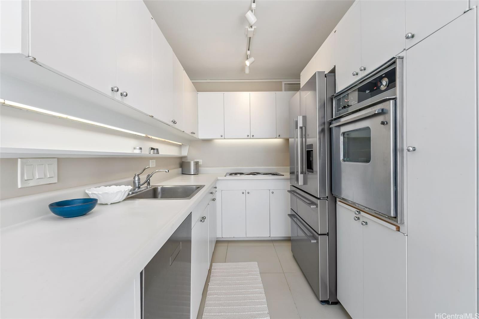 2979 Kalakaua Ave Honolulu - Rental - photo 6 of 17