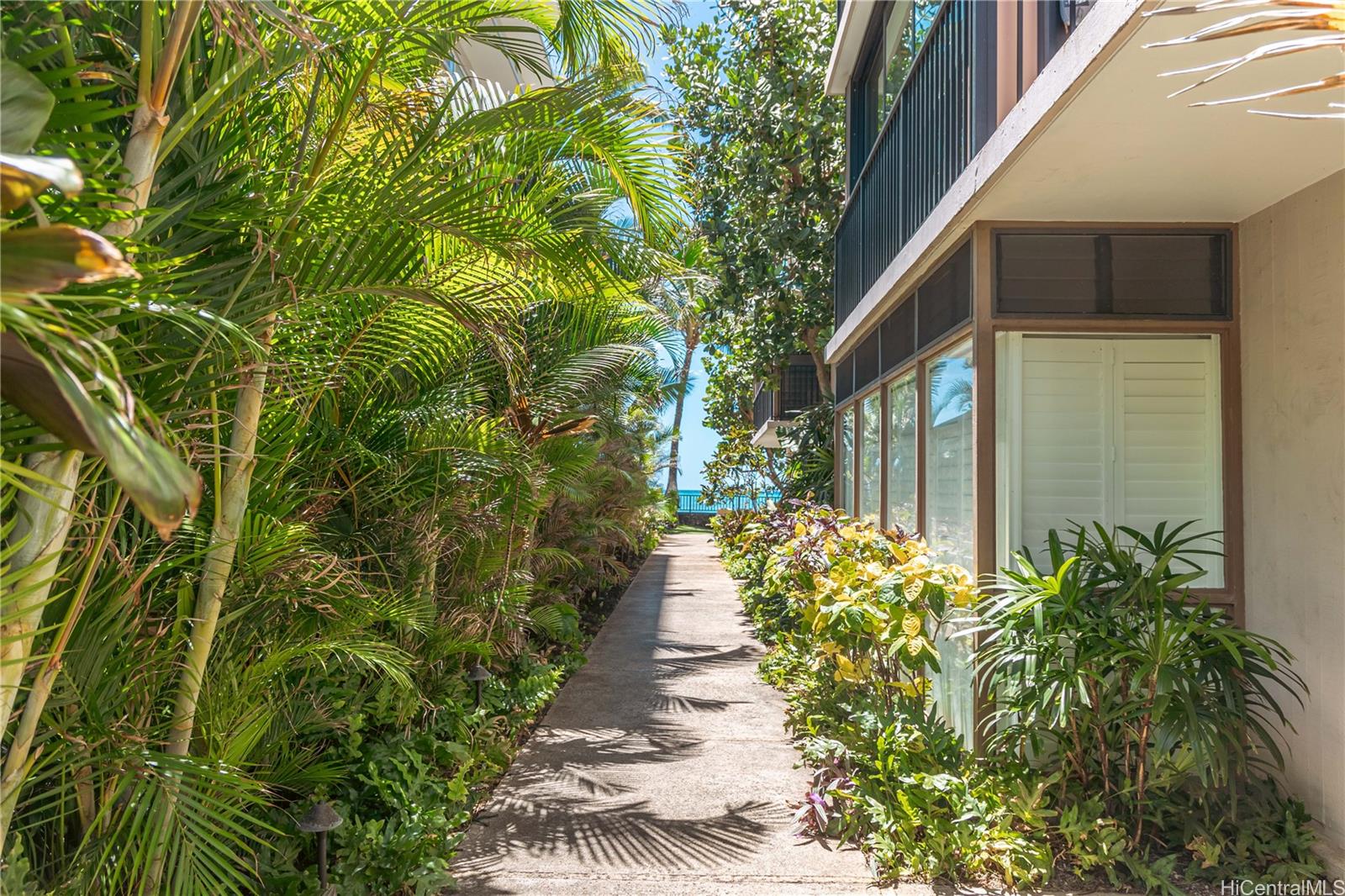 2987 Kalakaua condo # 404, Honolulu, Hawaii - photo 2 of 25