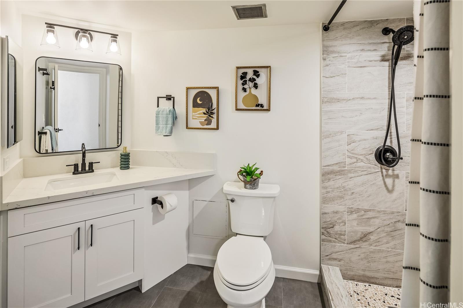 Liliuokalani Gardens condo # 1815, Honolulu, Hawaii - photo 4 of 25