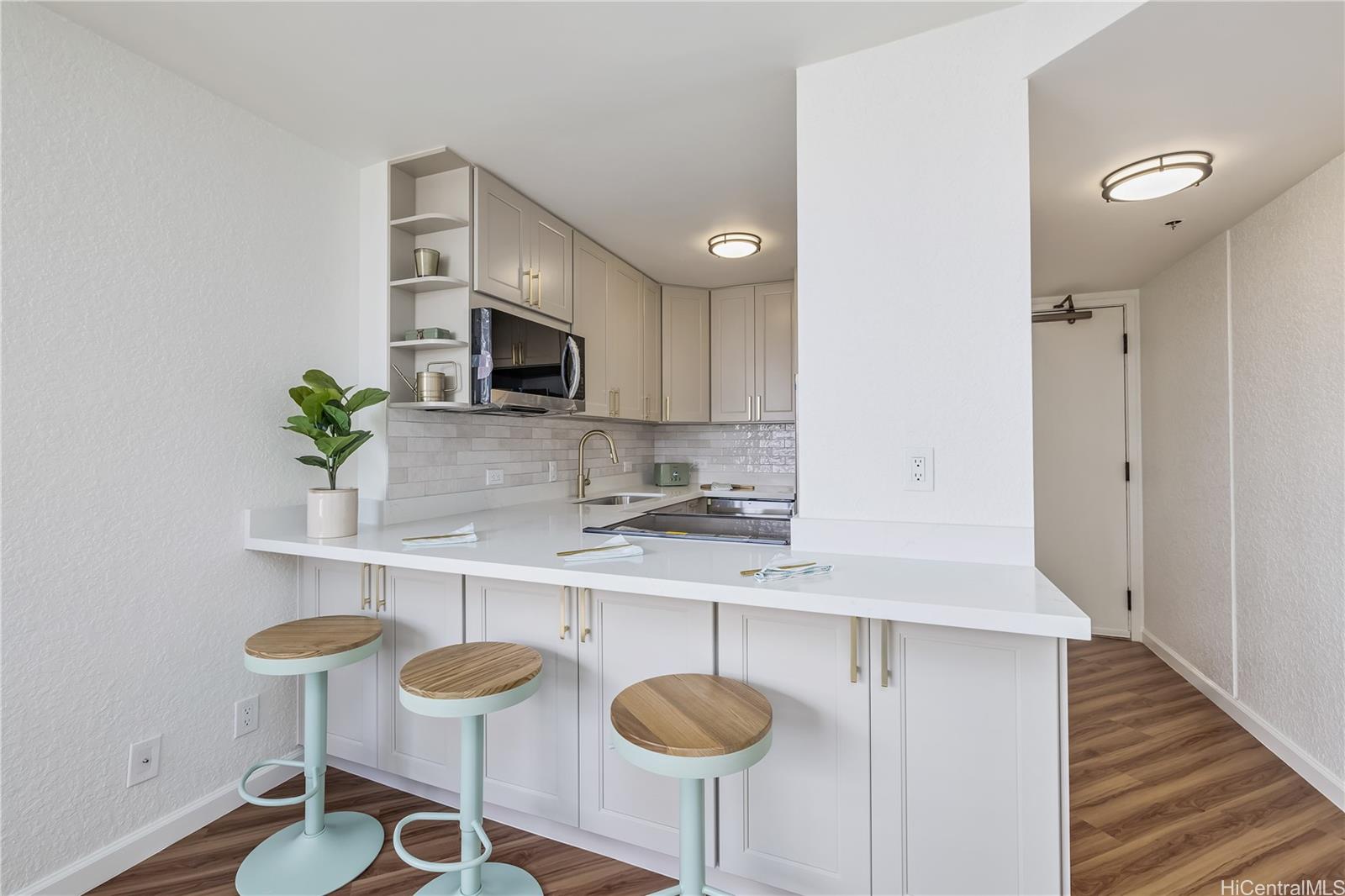 Liliuokalani Gardens condo # 2104, Honolulu, Hawaii - photo 6 of 24