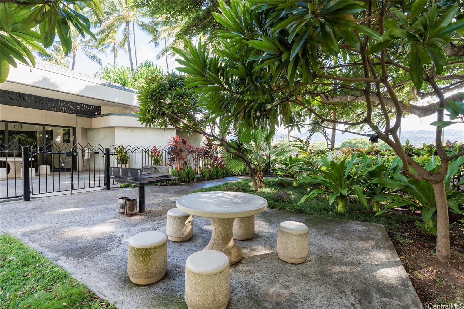 Liliuokalani Gardens condo # 419, Honolulu, Hawaii - photo 21 of 25