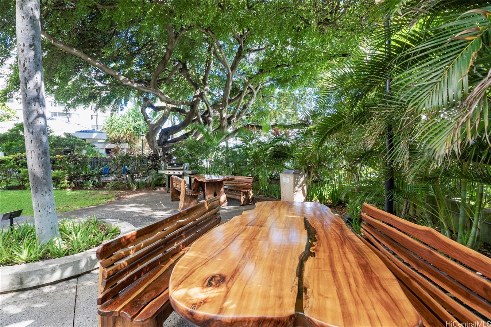 Liliuokalani Gardens condo # 419, Honolulu, Hawaii - photo 23 of 25