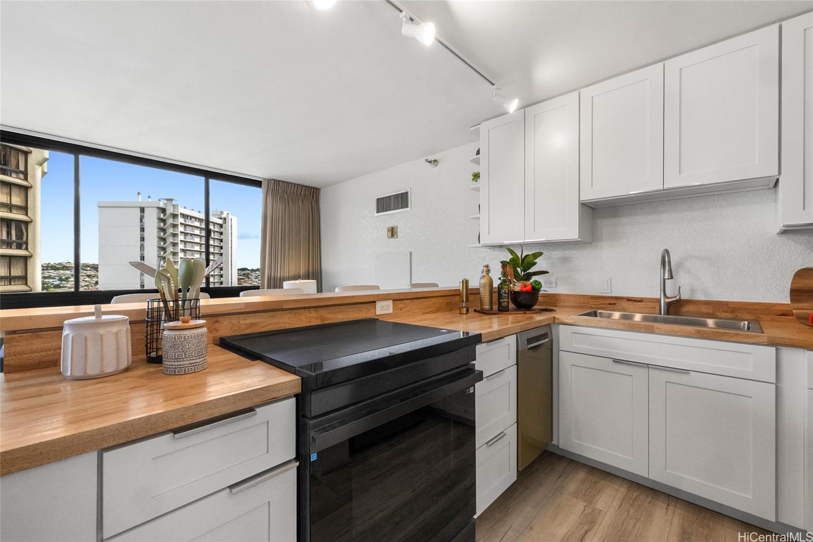 Liliuokalani Gardens condo # I-1801, Honolulu, Hawaii - photo 2 of 25