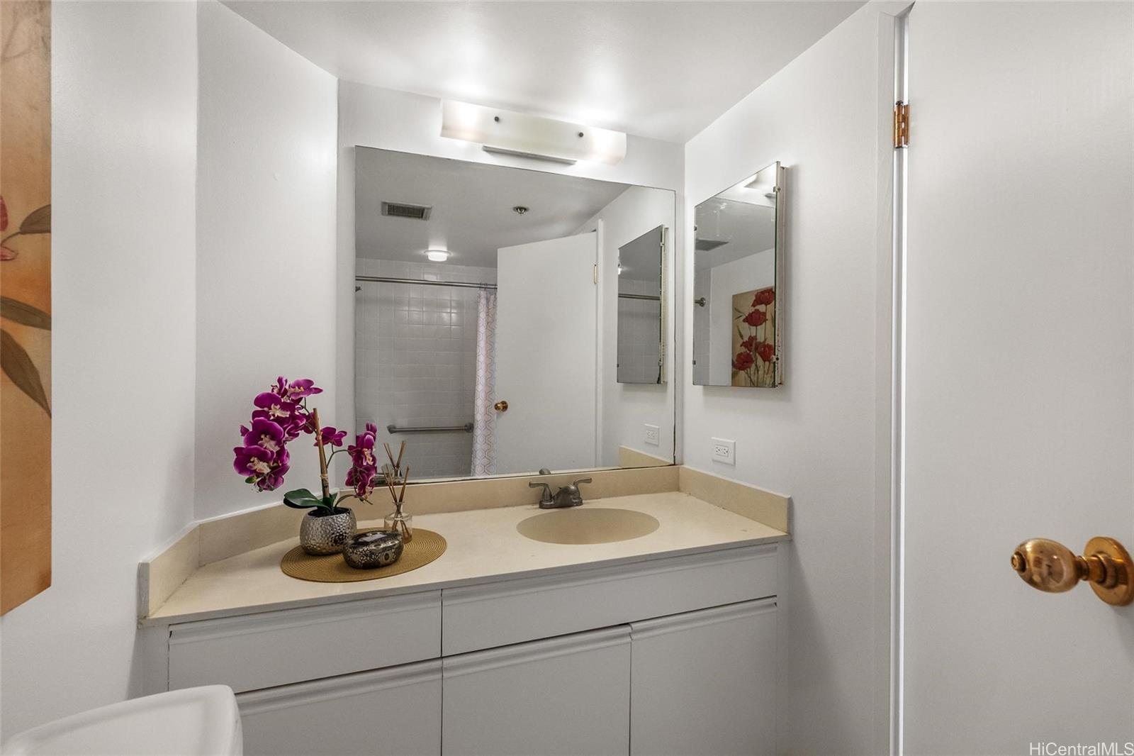 Liliuokalani Gardens condo # I-1801, Honolulu, Hawaii - photo 11 of 25