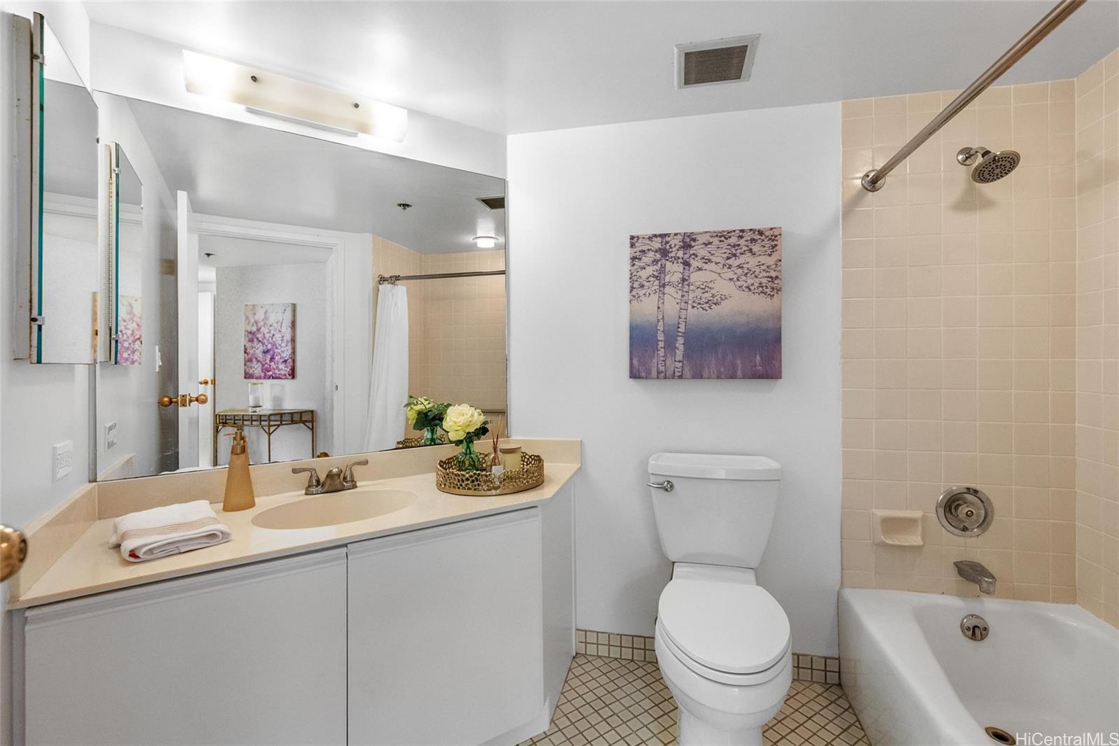 Liliuokalani Gardens condo # I-1801, Honolulu, Hawaii - photo 13 of 25