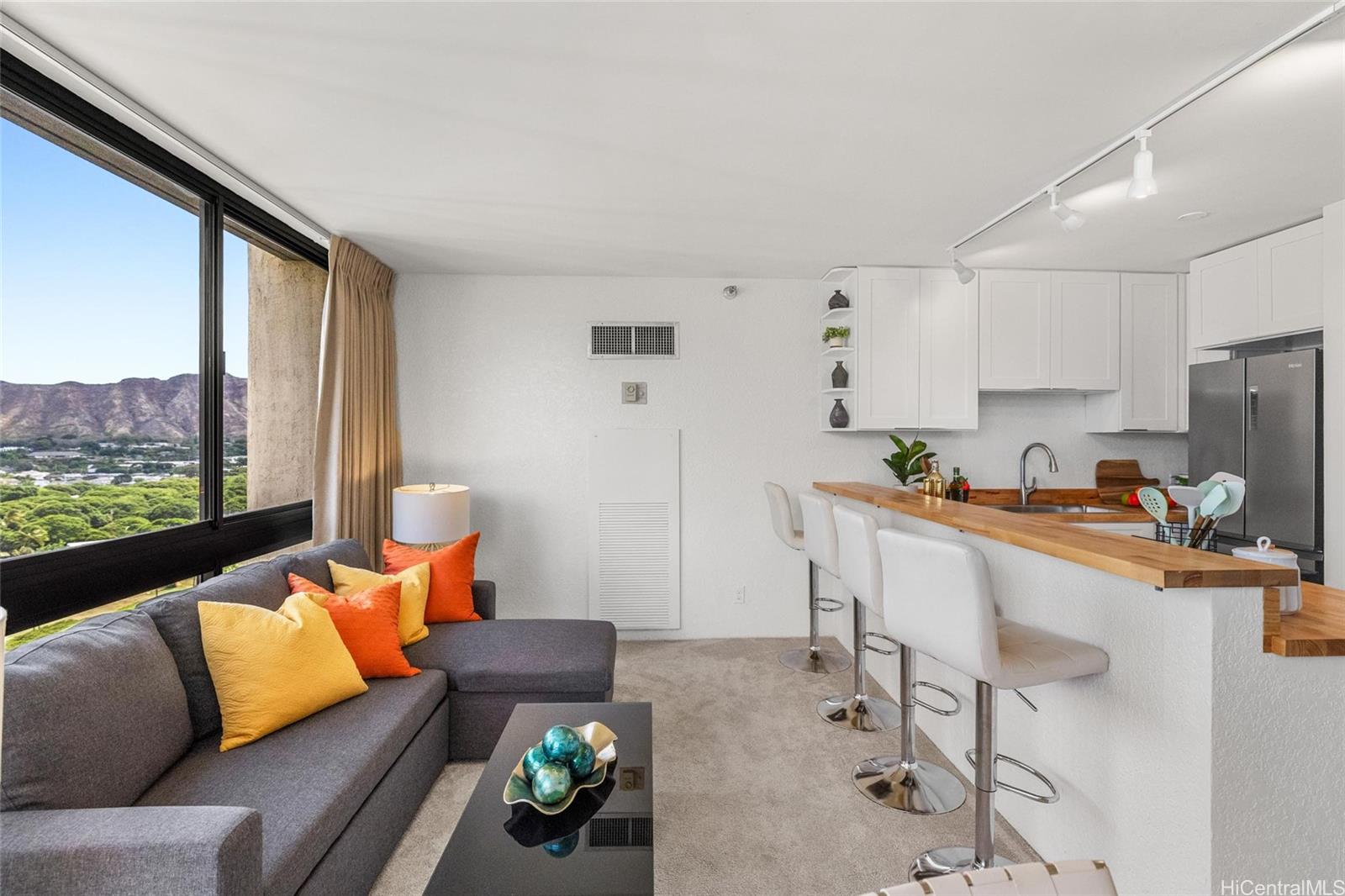 Liliuokalani Gardens condo # I-1801, Honolulu, Hawaii - photo 3 of 25