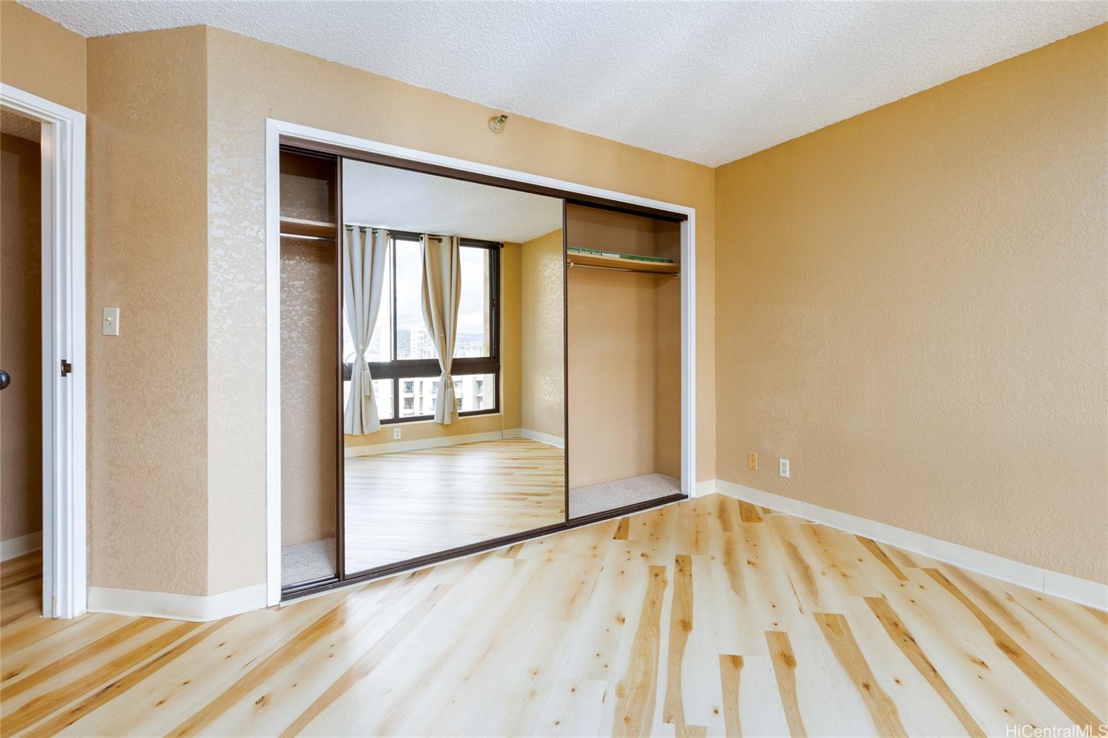 Liliuokalani Gardens condo # I2004, Honolulu, Hawaii - photo 23 of 25