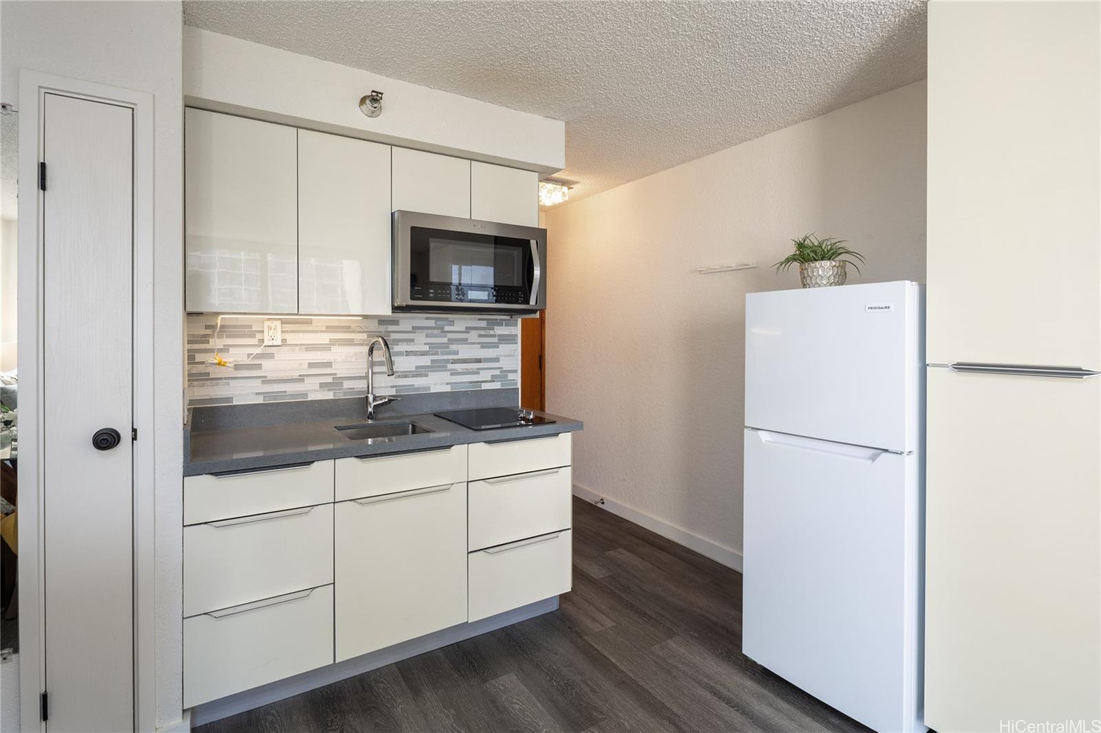 Liliuokalani Gardens condo # I2108, Honolulu, Hawaii - photo 2 of 20