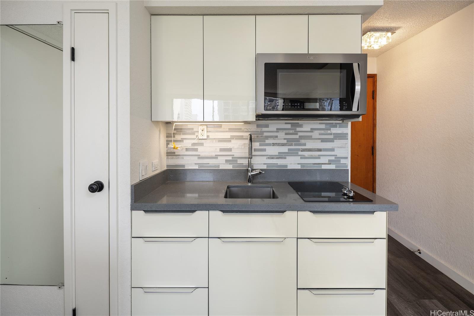 Liliuokalani Gardens condo # I2108, Honolulu, Hawaii - photo 3 of 20