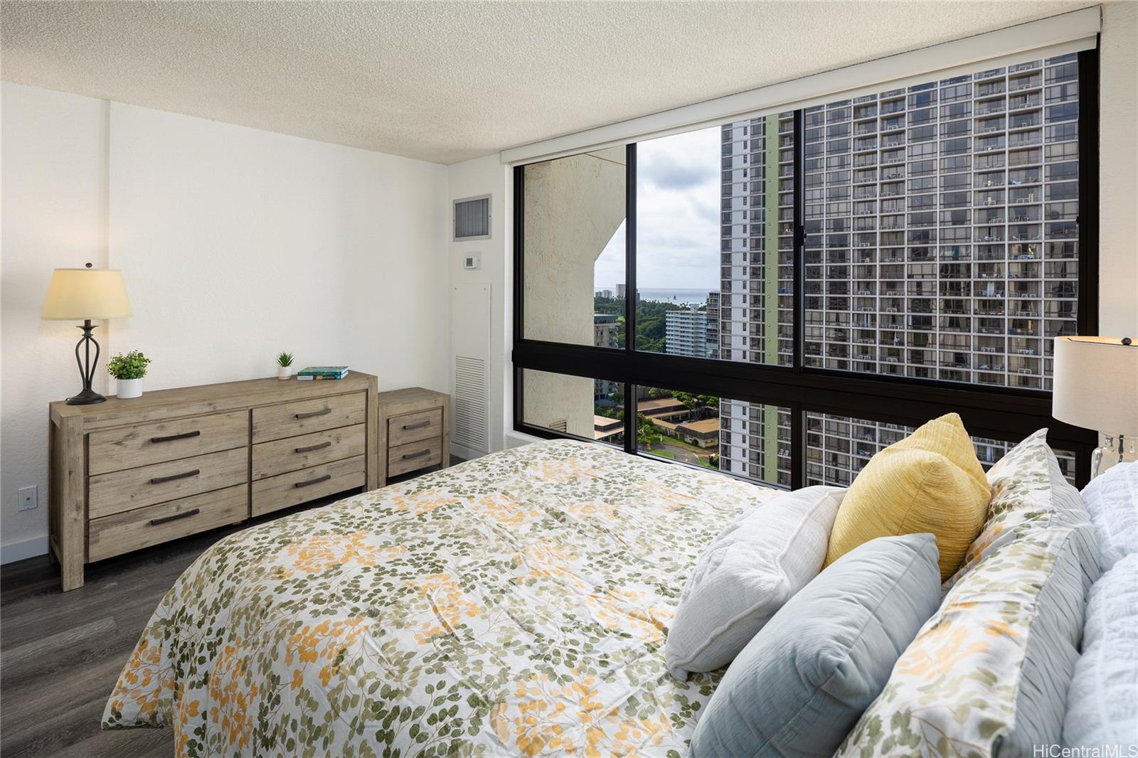 Liliuokalani Gardens condo # I2108, Honolulu, Hawaii - photo 5 of 20