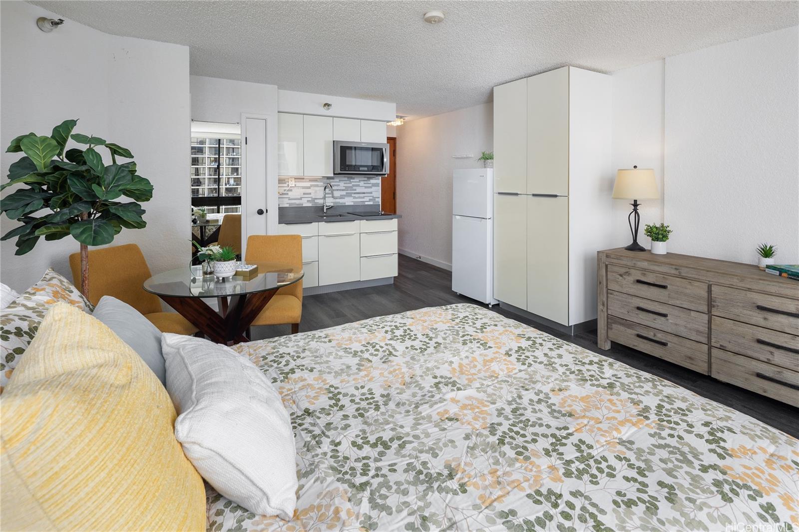 Liliuokalani Gardens condo # I2108, Honolulu, Hawaii - photo 8 of 20