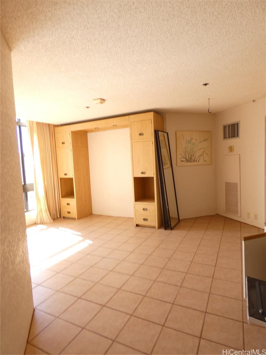 Liliuokalani Gardens condo # II1617, Honolulu, Hawaii - photo 10 of 11