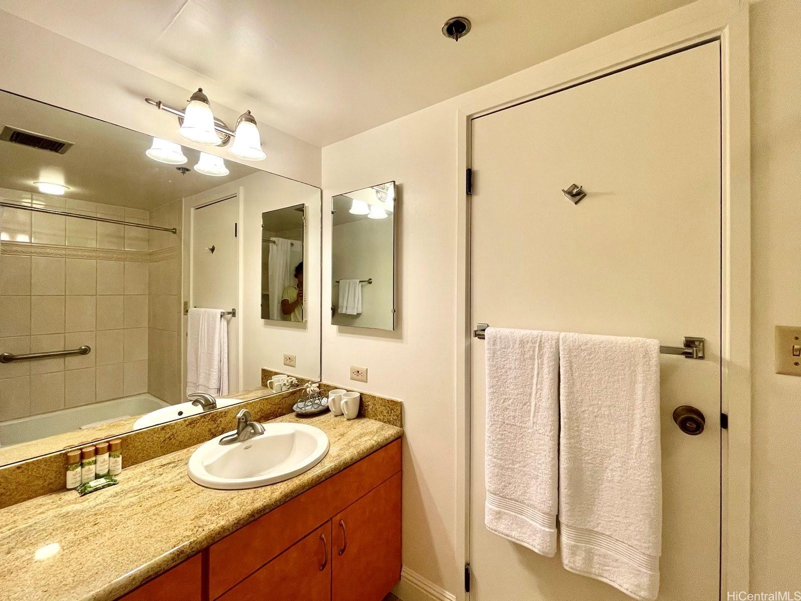 Liliuokalani Gardens condo # II1811, Honolulu, Hawaii - photo 13 of 25