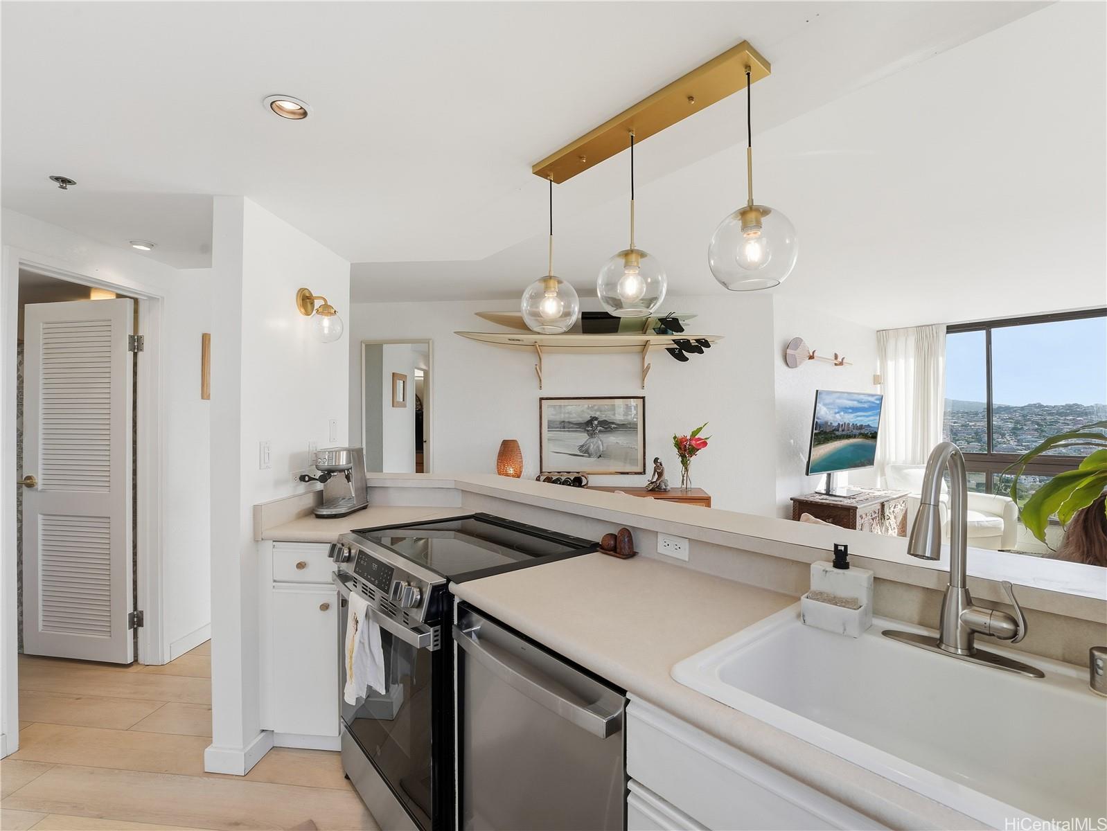 Liliuokalani Gardens condo # II1817, Honolulu, Hawaii - photo 11 of 25