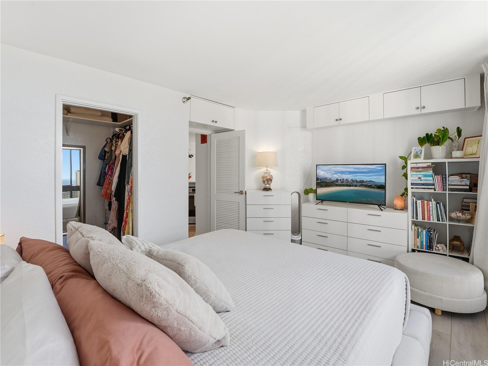 Liliuokalani Gardens condo # II1817, Honolulu, Hawaii - photo 16 of 25