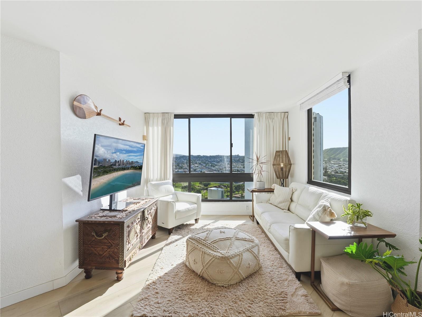 Liliuokalani Gardens condo # II1817, Honolulu, Hawaii - photo 4 of 25