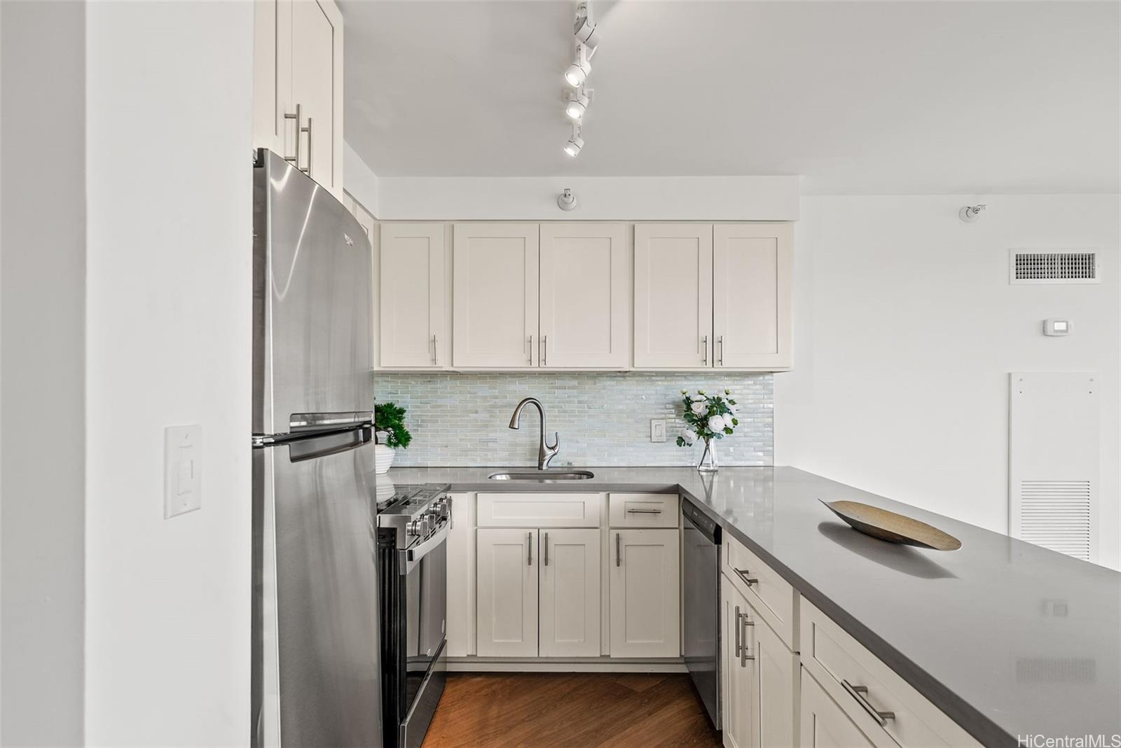 Liliuokalani Gardens condo # II-1912, Honolulu, Hawaii - photo 5 of 25