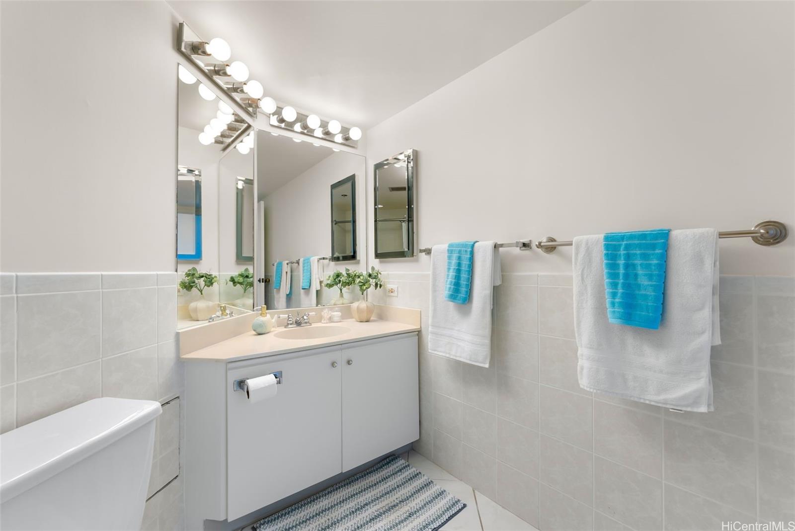 Liliuokalani Gardens condo # II-2116, Honolulu, Hawaii - photo 11 of 21